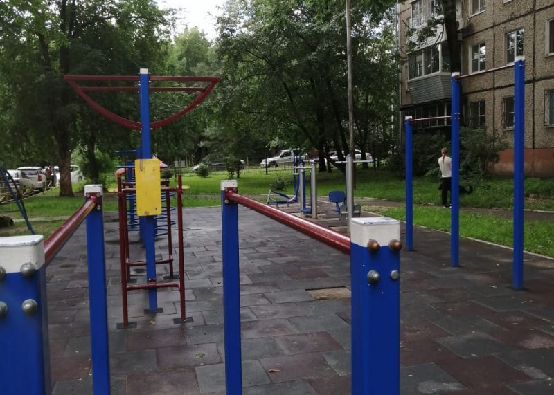 Площадка для воркаута в городе Хабаровск №9979 Маленькая Современная фото