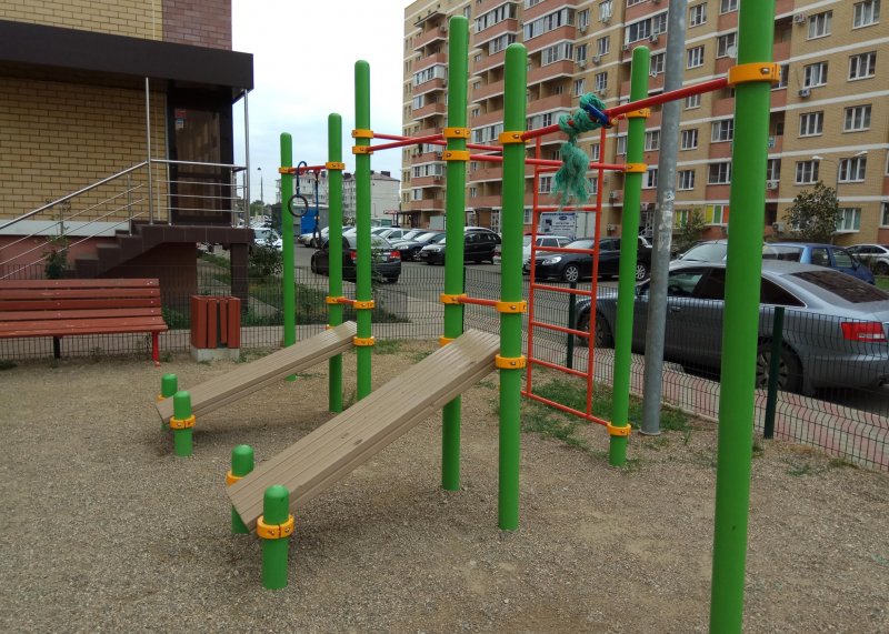 Площадка для воркаута в городе Краснодар №8648 Средняя Современная фото