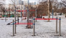 Площадка для воркаута в городе Москва №4977 Маленькая Современная фото