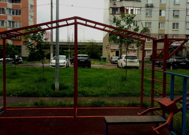 Площадка для воркаута в городе Москва №6769 Маленькая Современная фото