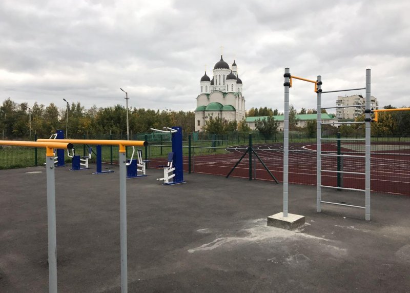 Площадка для воркаута в городе Барнаул №7558 Маленькая Современная фото