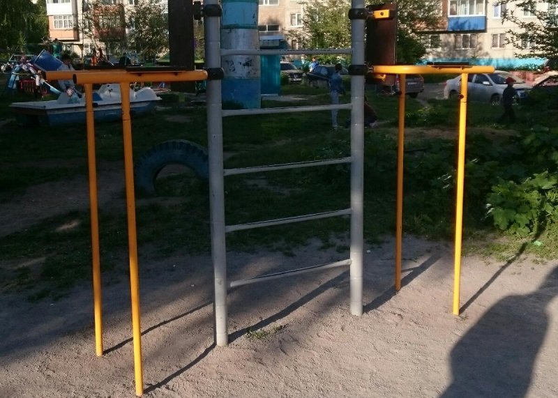 Площадка для воркаута в городе Барнаул №9759 Маленькая Современная фото