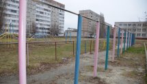 Площадка для воркаута в городе Курчатов №8079 Средняя Современная фото