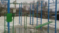 Площадка для воркаута в городе Южно-Сахалинск №2820 Маленькая Современная фото
