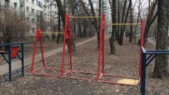 Площадка для воркаута в городе Москва №5075 Маленькая Современная фото