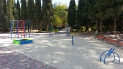 Площадка для воркаута в городе Алушта №4294 Маленькая Современная фото