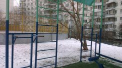 Площадка для воркаута в городе Москва №6021 Маленькая Современная фото