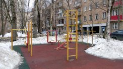 Площадка для воркаута в городе Москва №6228 Маленькая Современная фото