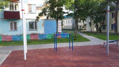 Площадка для воркаута в городе Южно-Сахалинск №6878 Маленькая Современная фото