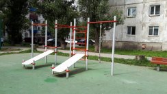 Площадка для воркаута в городе Южно-Сахалинск №7135 Маленькая Современная фото