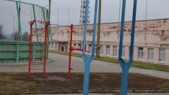 Площадка для воркаута в городе Курчатов №8080 Маленькая Современная фото