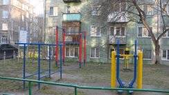 Площадка для воркаута в городе Новосибирск №8494 Маленькая Современная фото