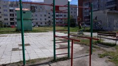 Площадка для воркаута в городе Верхняя Пышма №8829 Маленькая Современная фото