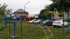 Площадка для воркаута в городе Верхняя Пышма №8847 Маленькая Современная фото