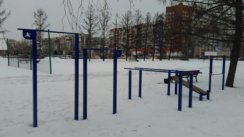 Площадка для воркаута в городе Омск №9275 Маленькая Современная фото