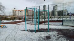 Площадка для воркаута в городе Санкт-Петербург №9491 Маленькая Современная фото