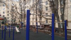 Площадка для воркаута в городе Москва №9562 Маленькая Современная фото