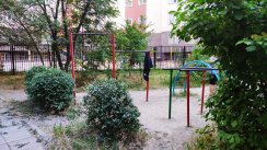 Площадка для воркаута в городе Бишкек №9703 Маленькая Современная фото