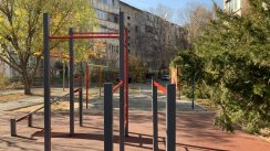 Площадка для воркаута в городе Алматы №11029 Маленькая Современная фото