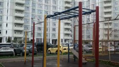 Площадка для воркаута в городе Омск №11843 Маленькая Современная фото
