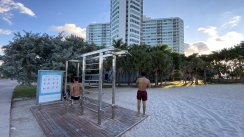 Площадка для воркаута в городе Майами №12206 Маленькая Современная фото