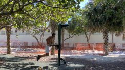 Площадка для воркаута в городе Майами №12207 Средняя Современная фото