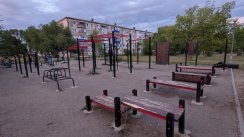 Площадка для воркаута в городе Нефтегорск №12616 Средняя Современная фото