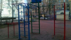 Площадка для воркаута в городе Санкт-Петербург №2063 Маленькая Современная фото