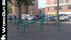 Площадка для воркаута в городе Нью-Йорк №479 Средняя Современная фото