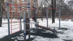 Площадка для воркаута в городе Москва №4993 Маленькая Современная фото