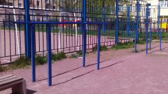 Площадка для воркаута в городе Санкт-Петербург №2898 Маленькая Современная фото