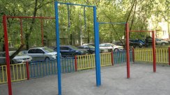 Площадка для воркаута в городе Москва №105 Маленькая Современная фото