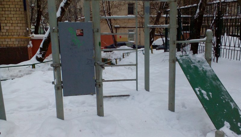 Площадка для воркаута в городе Москва №4766 Маленькая Современная фото