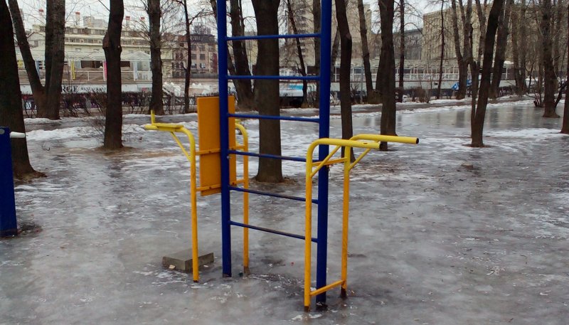 Площадка для воркаута в городе Москва №4894 Средняя Современная фото