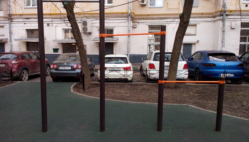 Площадка для воркаута в городе Москва №5109 Маленькая Современная фото