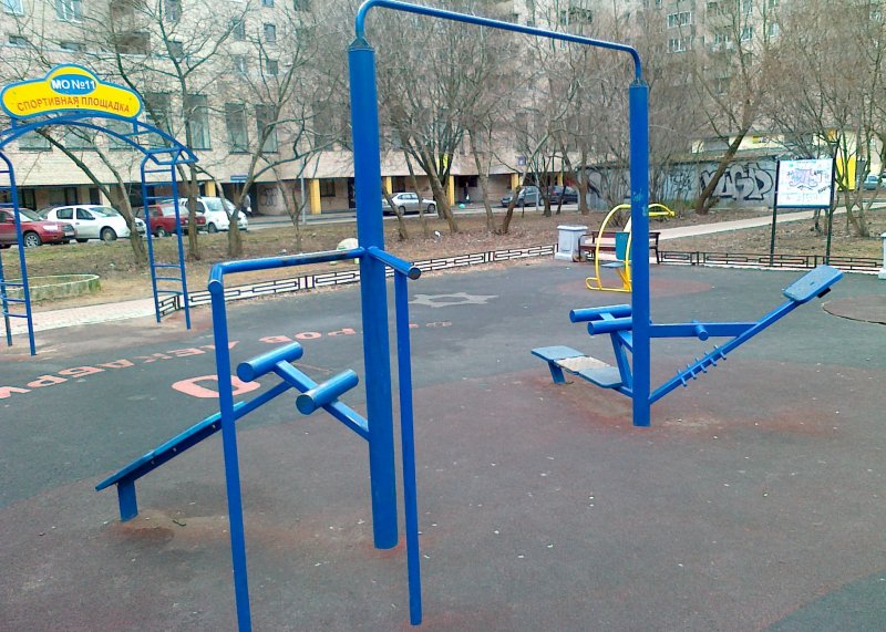 Площадка для воркаута в городе Санкт-Петербург №2102 Маленькая Современная фото