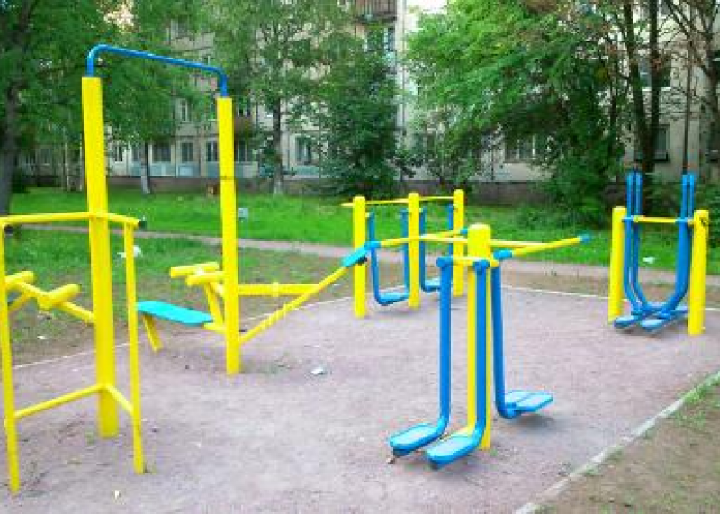 Площадка для воркаута в городе Санкт-Петербург №3058 Маленькая Современная фото