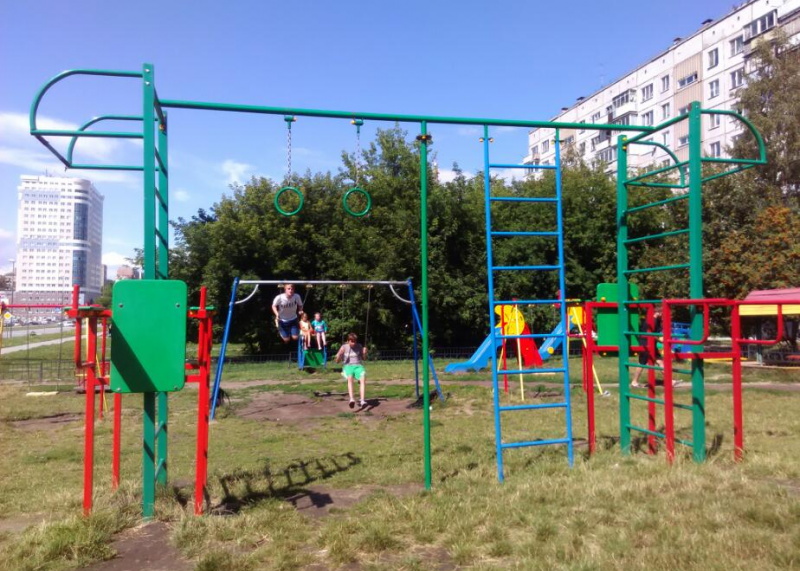 Площадка для воркаута в городе Новосибирск №4002 Маленькая Современная фото