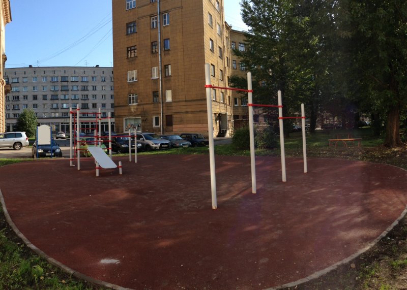 Площадка для воркаута в городе Санкт-Петербург №2483 Маленькая Современная фото