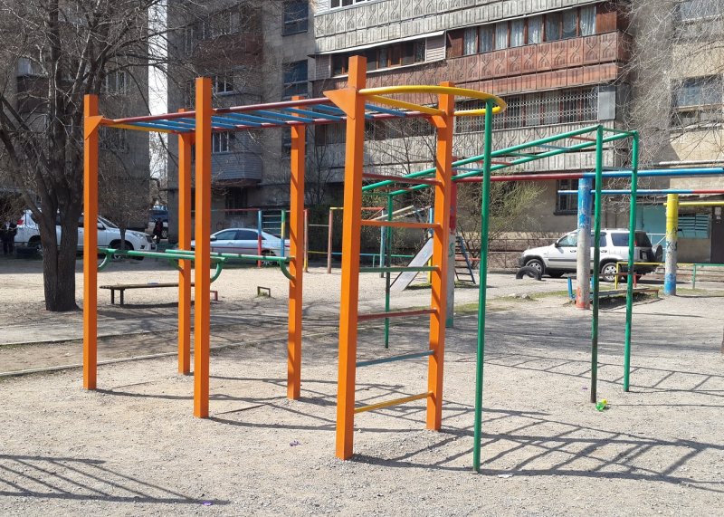 Площадка для воркаута в городе Алматы №2116 Маленькая Современная фото