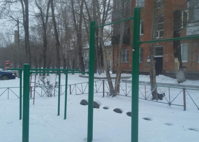 Площадка для воркаута в городе Красноярск №6049 Маленькая Современная фото