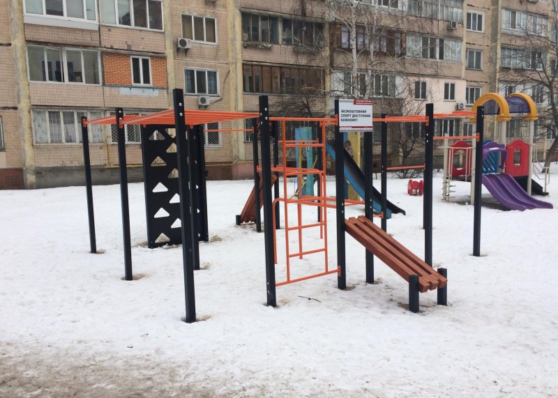 Площадка для воркаута в городе Киев №6135 Маленькая Современная фото