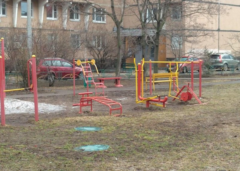 Площадка для воркаута в городе Москва №6343 Маленькая Современная фото
