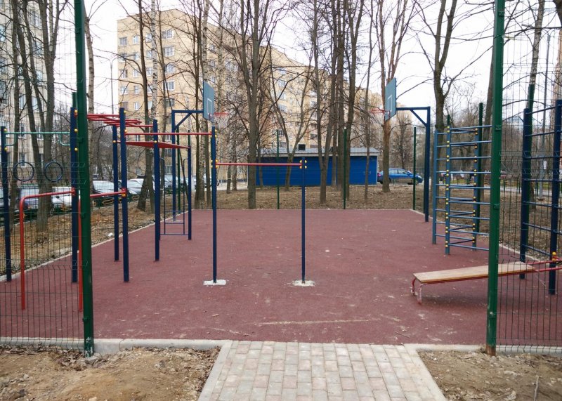 Площадка для воркаута в городе Красногорск №6514 Маленькая Современная фото