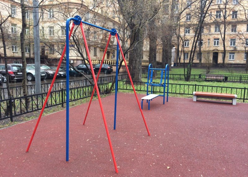 Площадка для воркаута в городе Москва №6526 Маленькая Современная фото