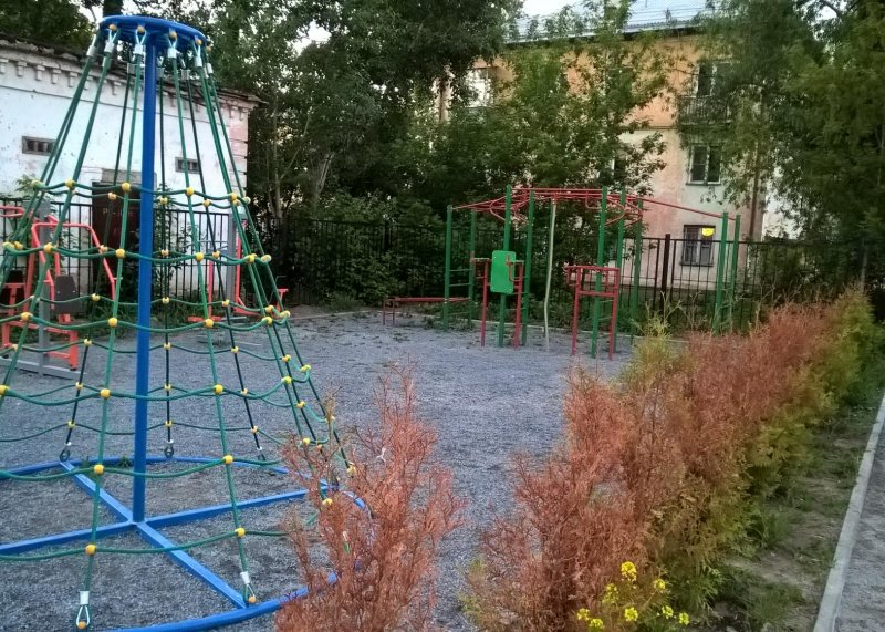 Площадка для воркаута в городе Новосибирск №6694 Маленькая Современная фото