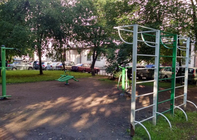 Площадка для воркаута в городе Санкт-Петербург №7311 Маленькая Современная фото