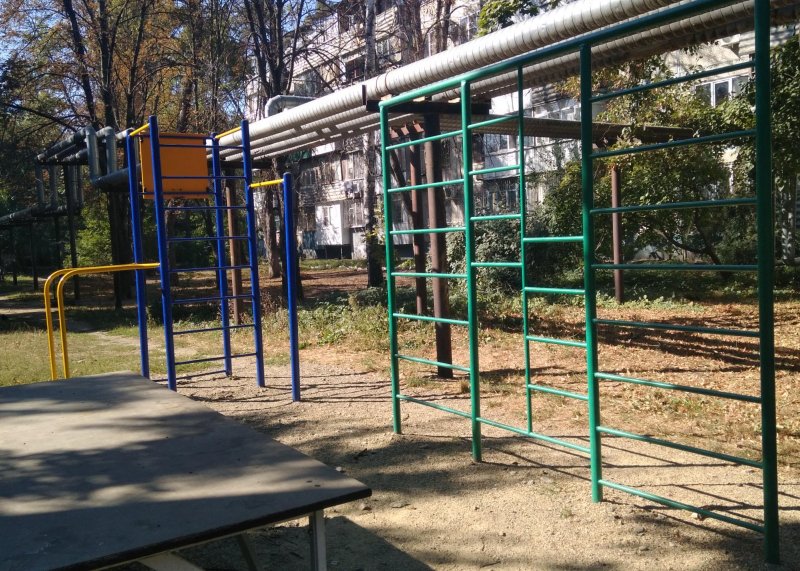 Площадка для воркаута в городе Краснодар №7674 Маленькая Современная фото