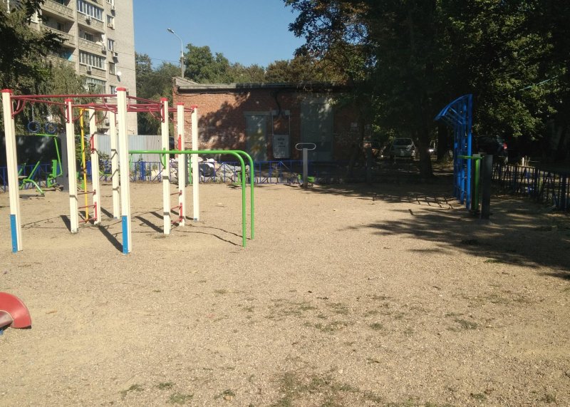 Площадка для воркаута в городе Краснодар №7682 Маленькая Современная фото