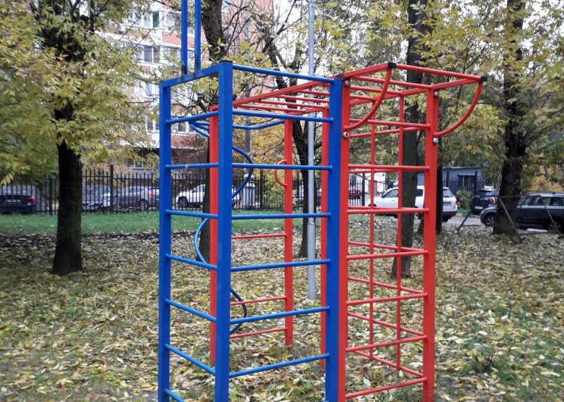 Площадка для воркаута в городе Москва №7763 Маленькая Современная фото